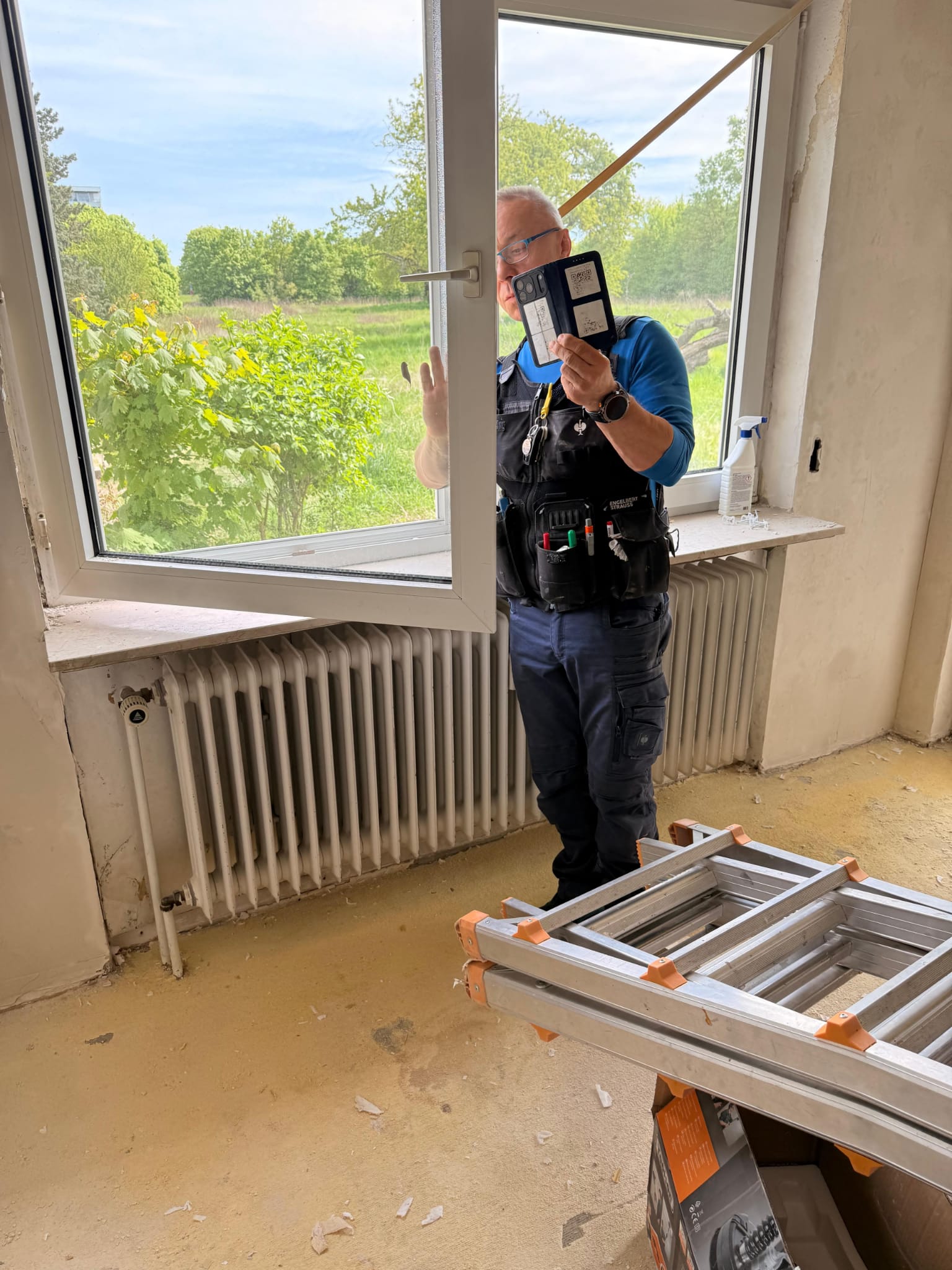 FensterFix Monteur bei Arbeiten an einem geöffneten Fenster